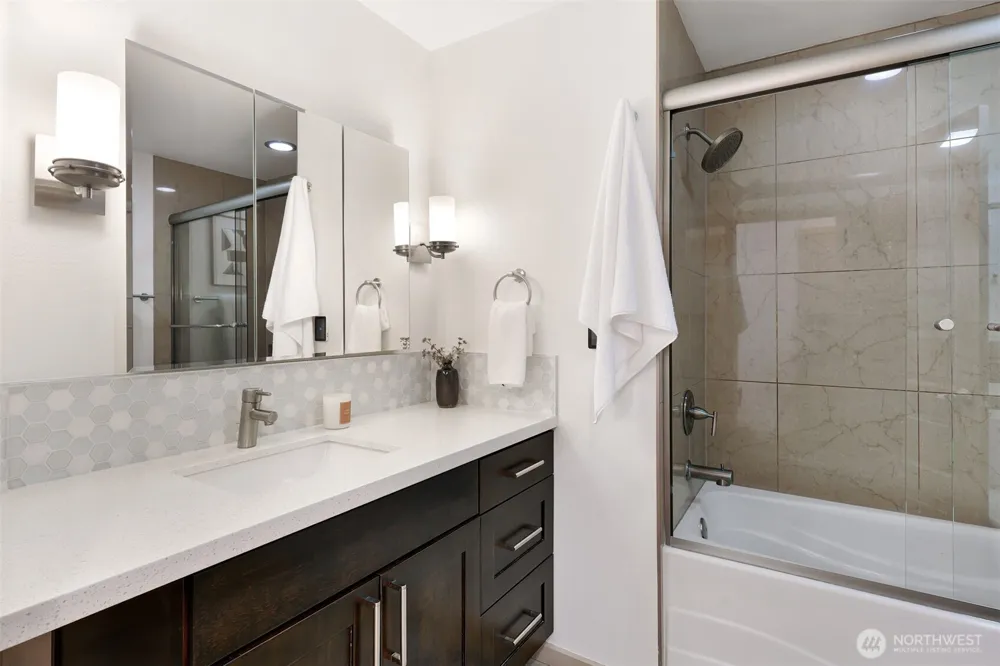 9559 45th Avenue NE Seattle, WA 98115