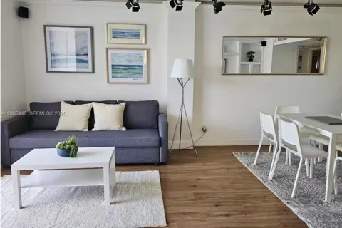 2903 Miami Beach Blvd #201