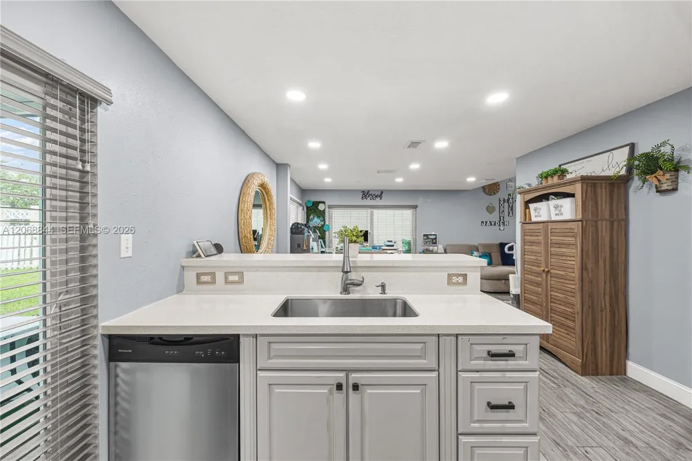 7216 SW 44th Ct Davie, FL 33314