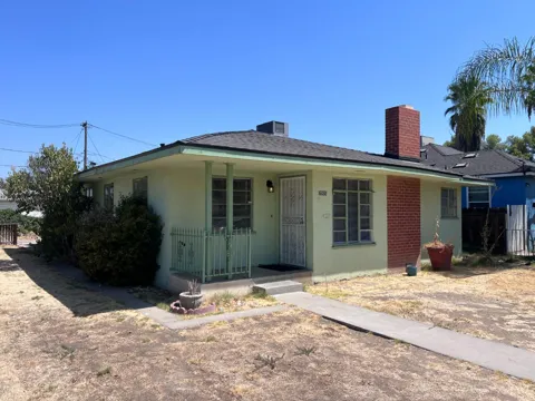 2905 E Lamona Avenue