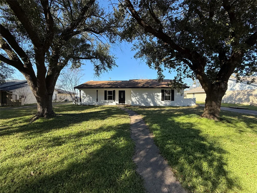 106 W Jeter Street Mabank, TX 75147