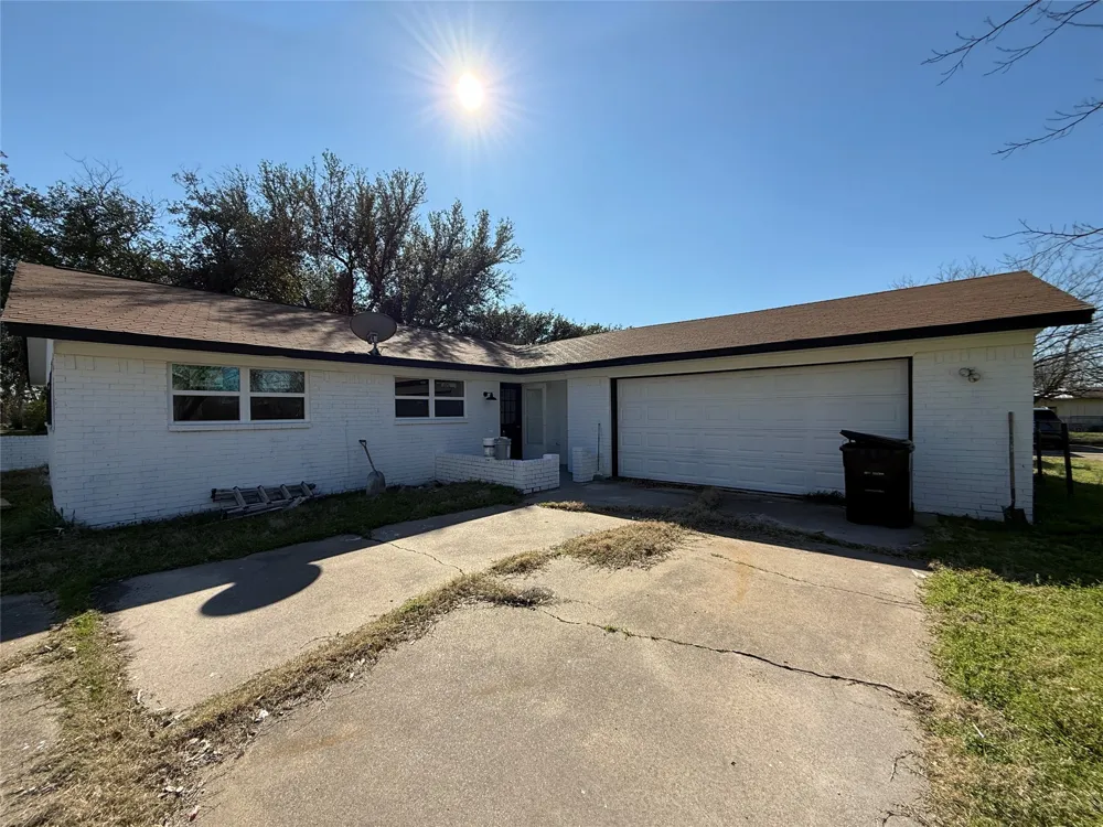 106 W Jeter Street Mabank, TX 75147