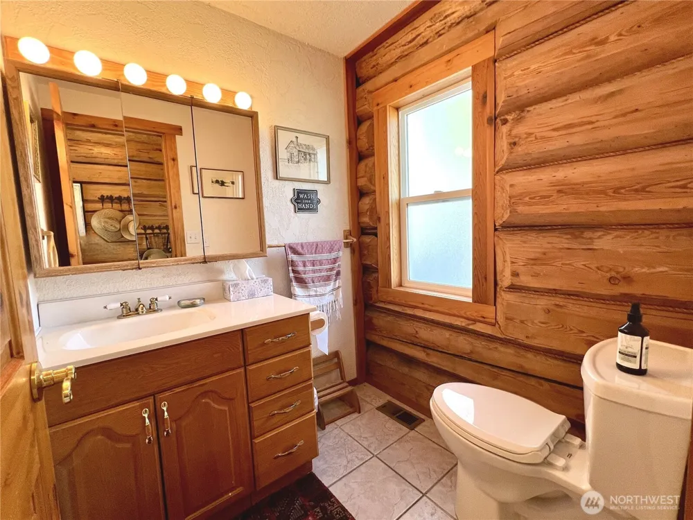 20 Homestead Spur Oroville, WA 98844