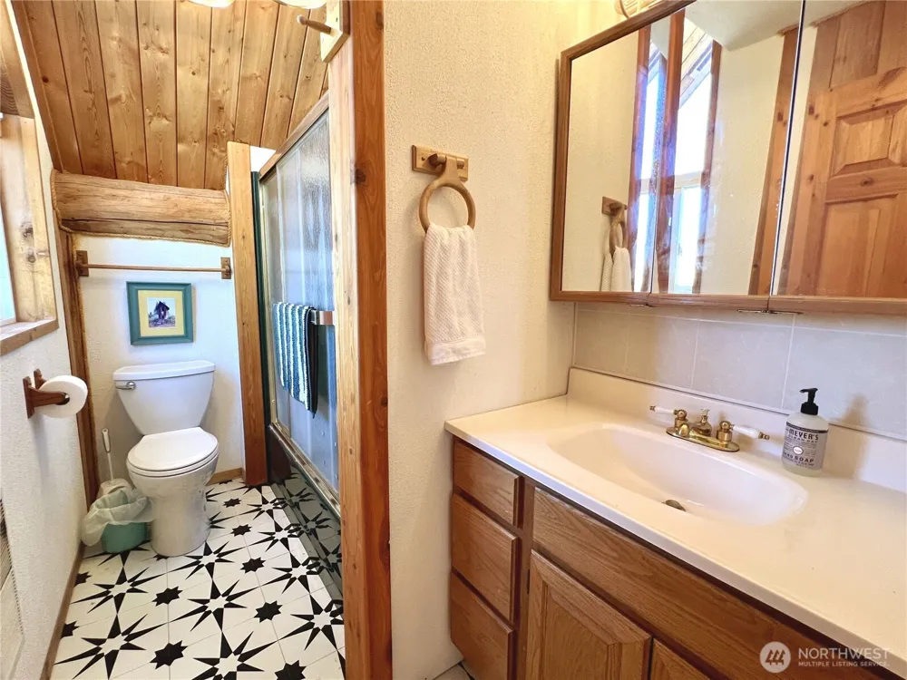 20 Homestead Spur Oroville, WA 98844