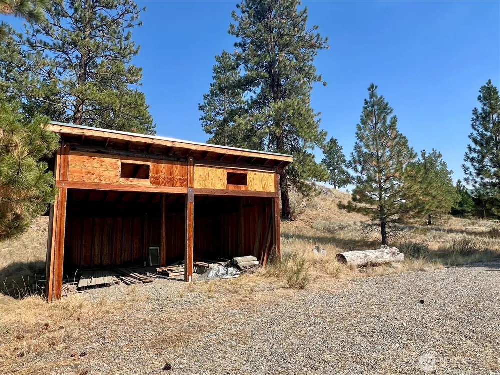 20 Homestead Spur Oroville, WA 98844