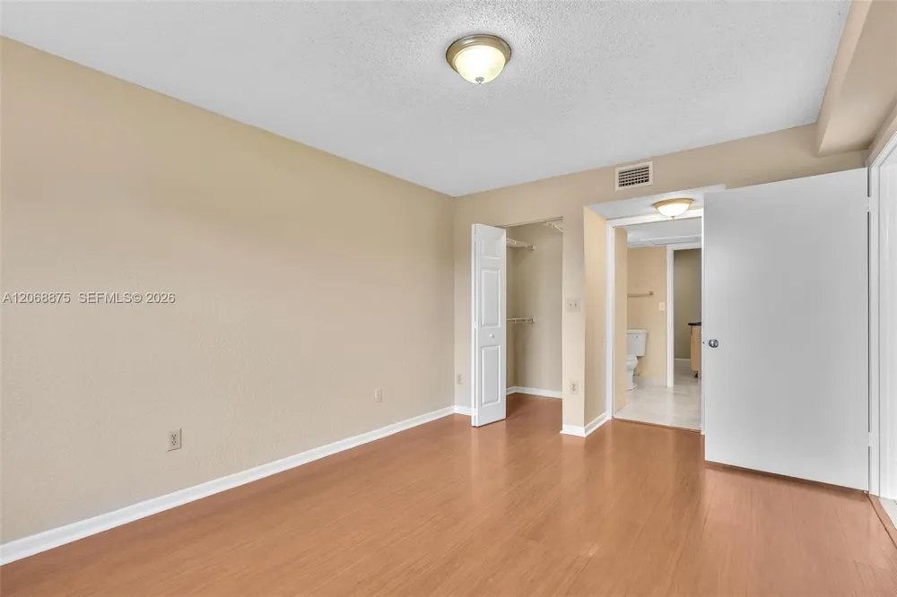 2880 Oakland Forest Dr #110 Oakland Park, FL 33309