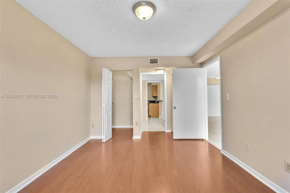 2880 Oakland Forest Dr #110 Oakland Park, FL 33309