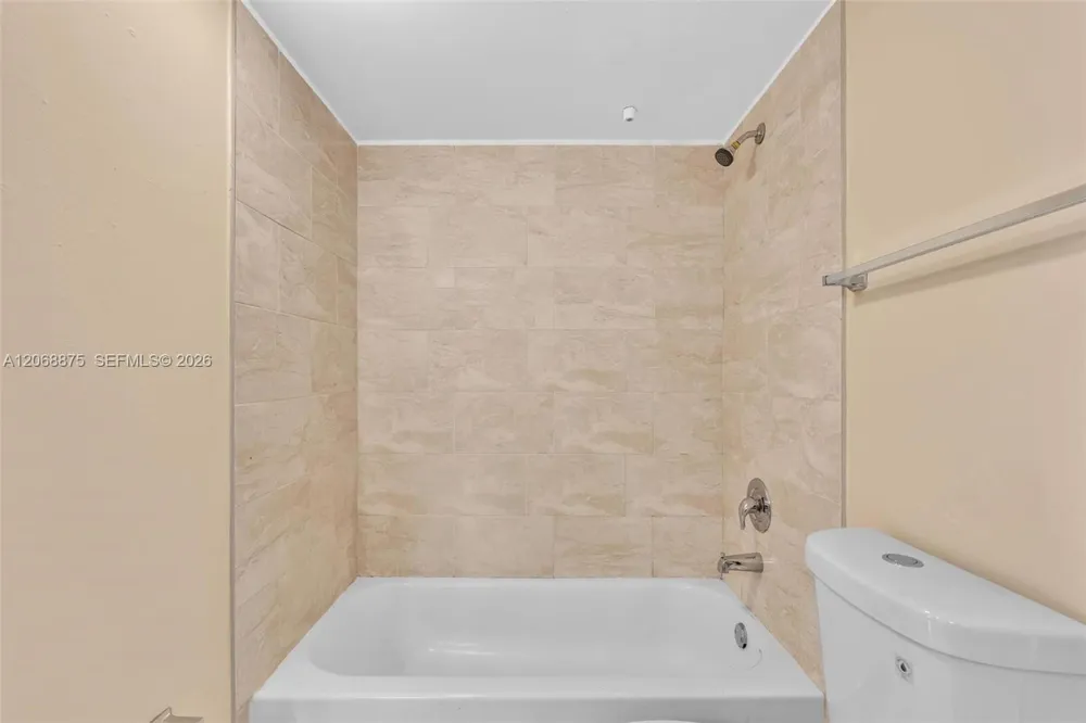 2880 Oakland Forest Dr #110 Oakland Park, FL 33309