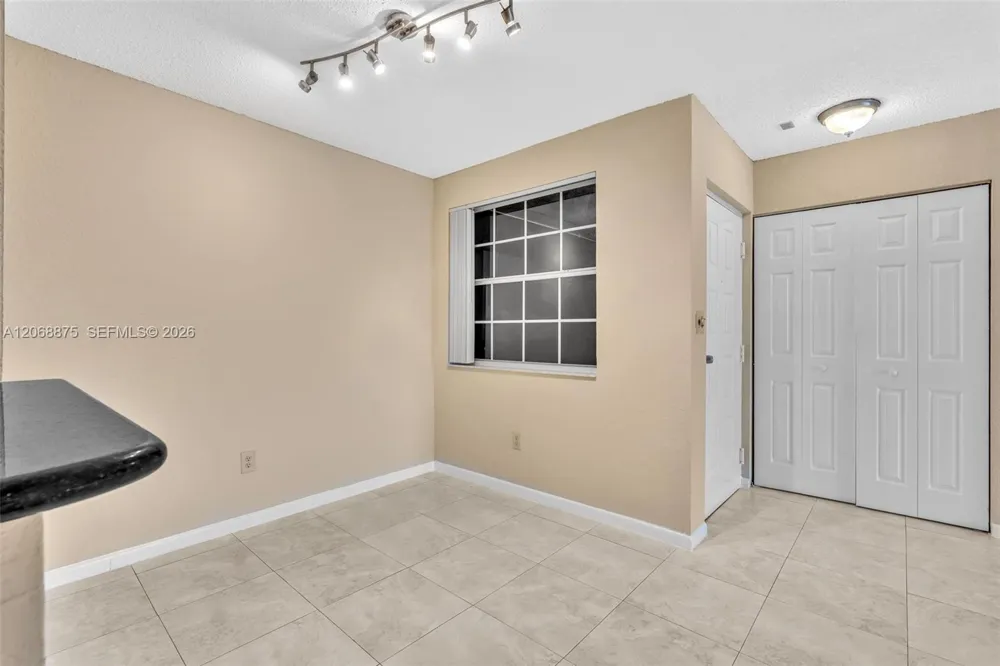 2880 Oakland Forest Dr #110 Oakland Park, FL 33309