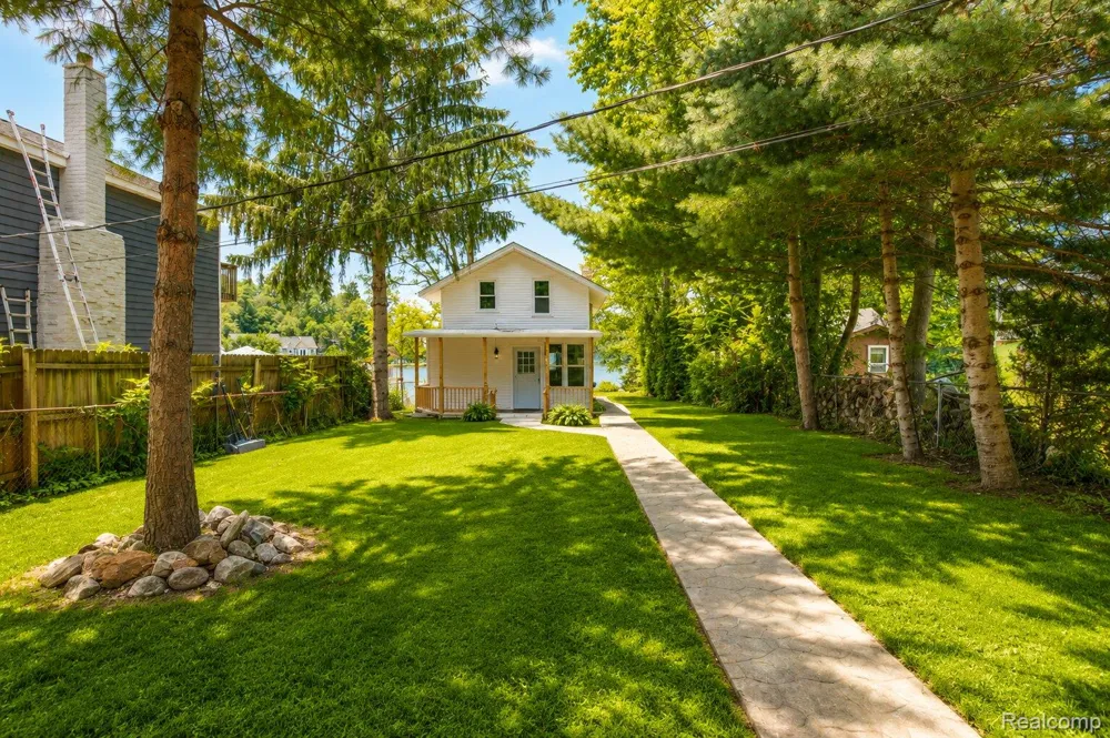 9322 Cedar Island Road White Lake Charter Township, MI 48386