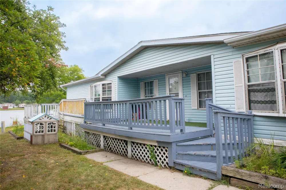 48584 Lakeview Circle Shelby Charter Township, MI 48317