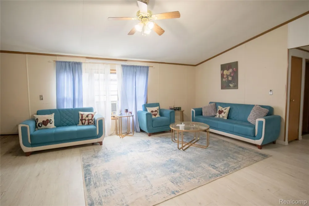 48584 Lakeview Circle Shelby Charter Township, MI 48317
