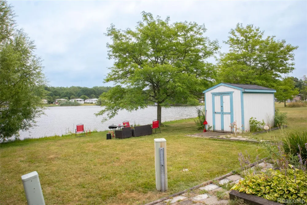 48584 Lakeview Circle Shelby Charter Township, MI 48317