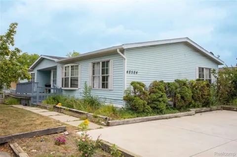 48584 Lakeview Circle