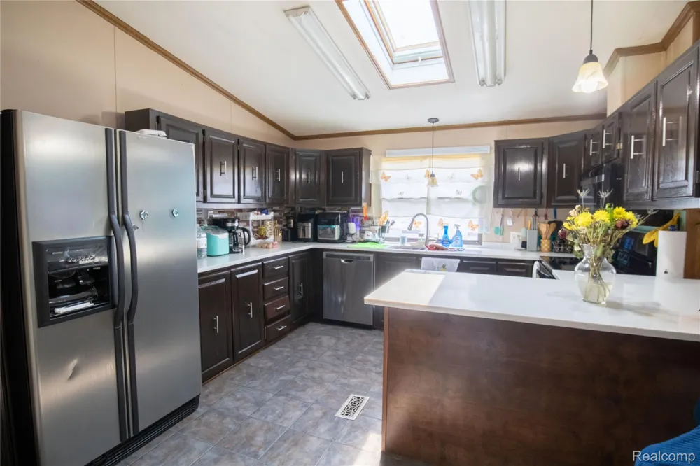 48584 Lakeview Circle Shelby Charter Township, MI 48317