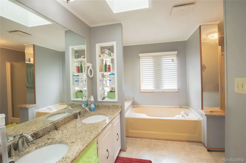 48584 Lakeview Circle Shelby Charter Township, MI 48317