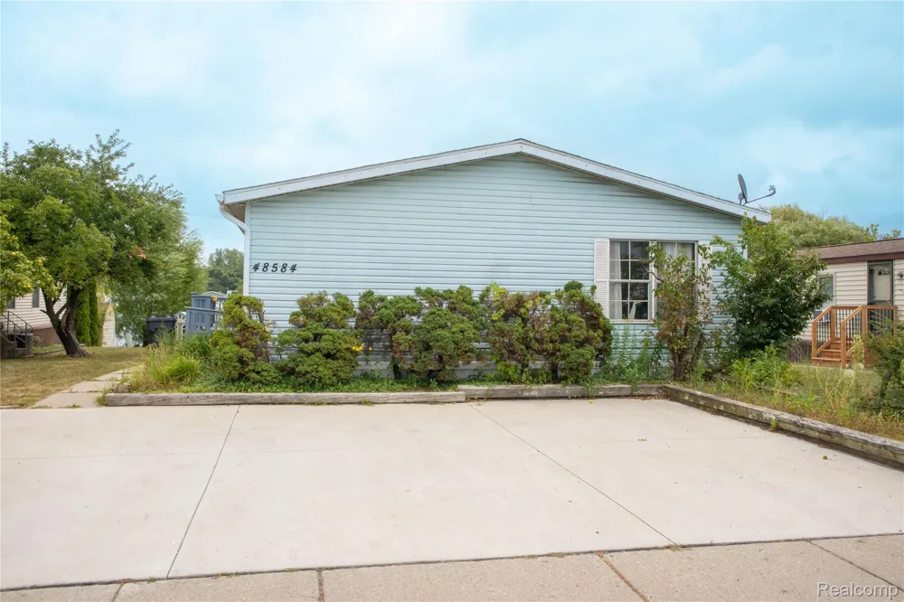 48584 Lakeview Circle Shelby Charter Township, MI 48317