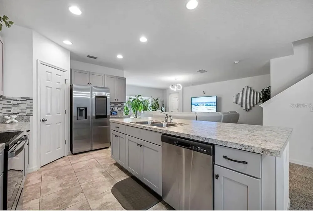 535 DARSHIRE AVENUE Eustis, FL 32736