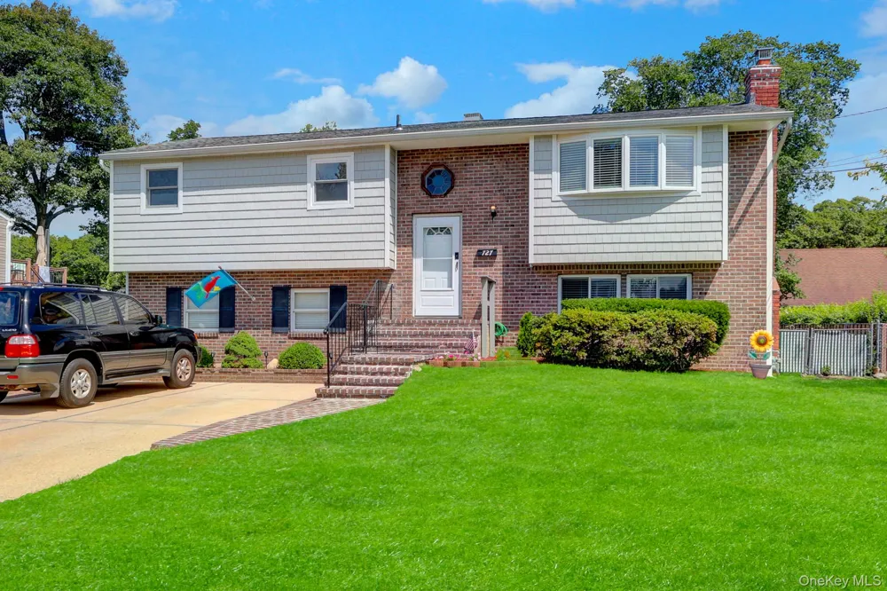 727 Peter Paul Drive West Islip, NY 11795