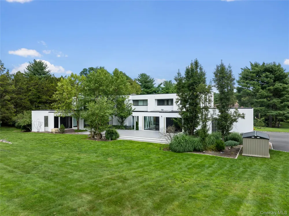 1 Vista Drive Laurel Hollow, NY 11791