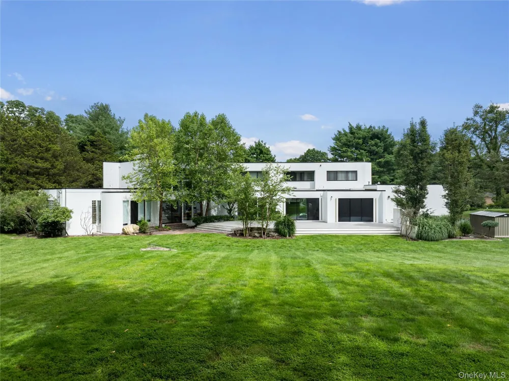 1 Vista Drive Laurel Hollow, NY 11791