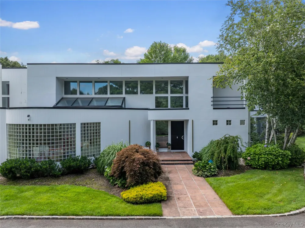 1 Vista Drive Laurel Hollow, NY 11791