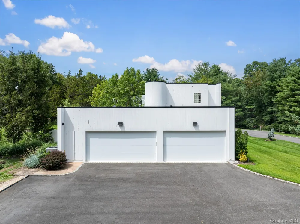 1 Vista Drive Laurel Hollow, NY 11791