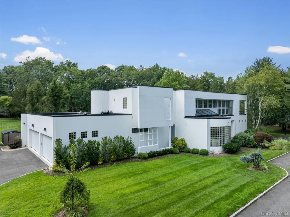 1 Vista Drive Laurel Hollow, NY 11791