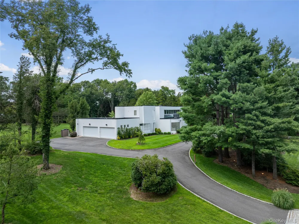 1 Vista Drive Laurel Hollow, NY 11791