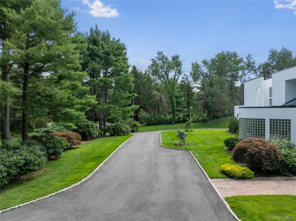 1 Vista Drive Laurel Hollow, NY 11791