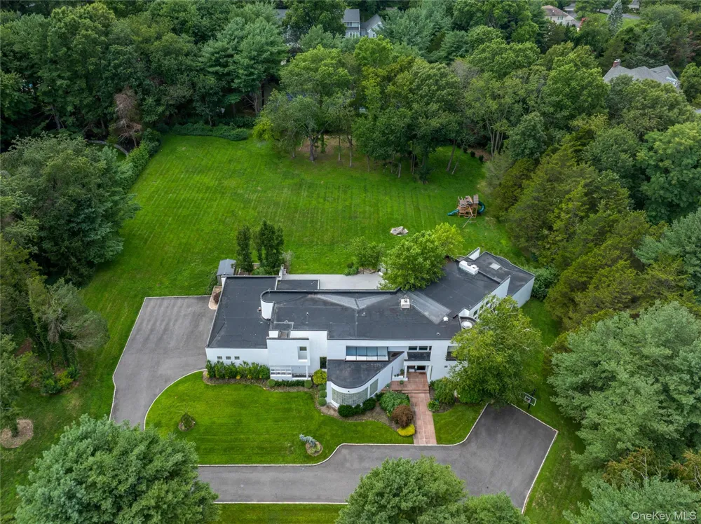 1 Vista Drive Laurel Hollow, NY 11791