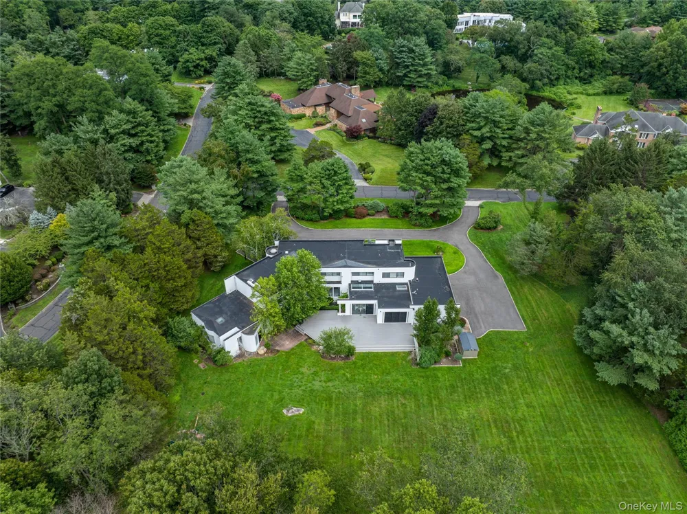 1 Vista Drive Laurel Hollow, NY 11791