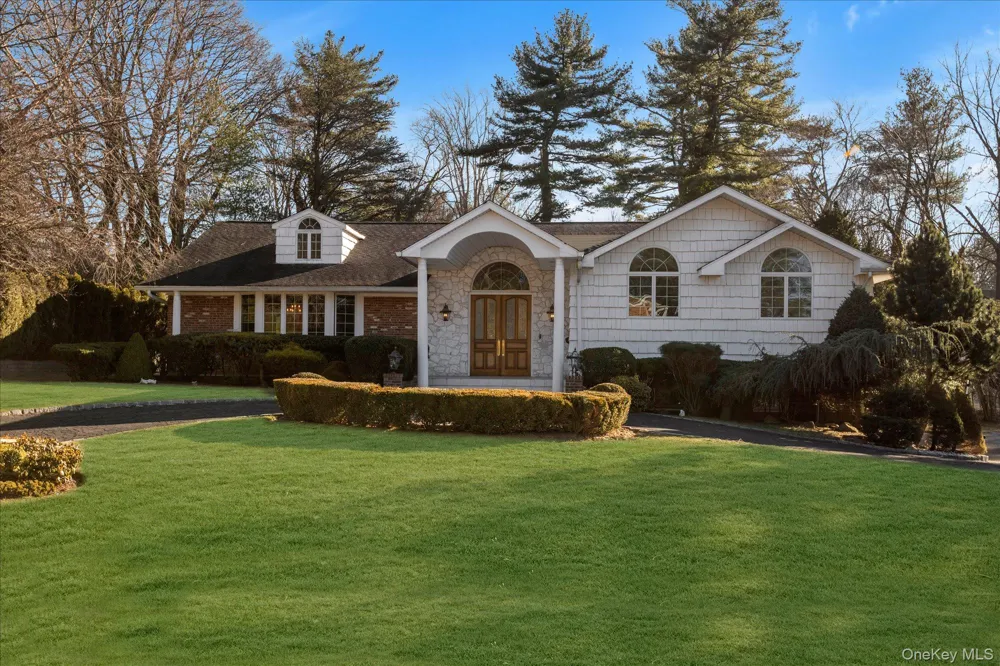 200 Hummingbird Drive East Hills, NY 11576