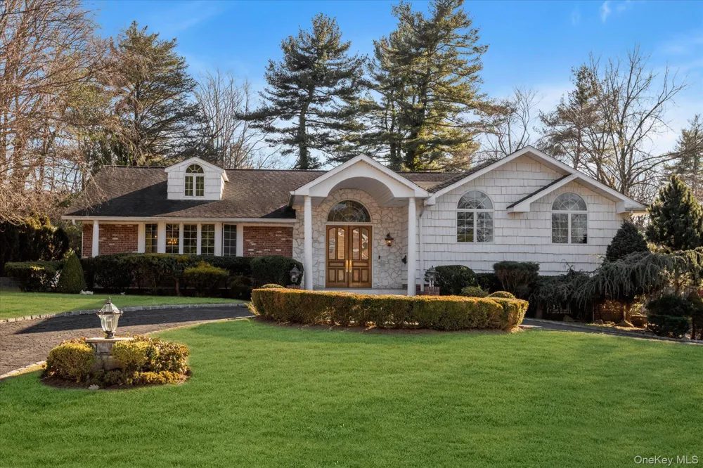 200 Hummingbird Drive East Hills, NY 11576