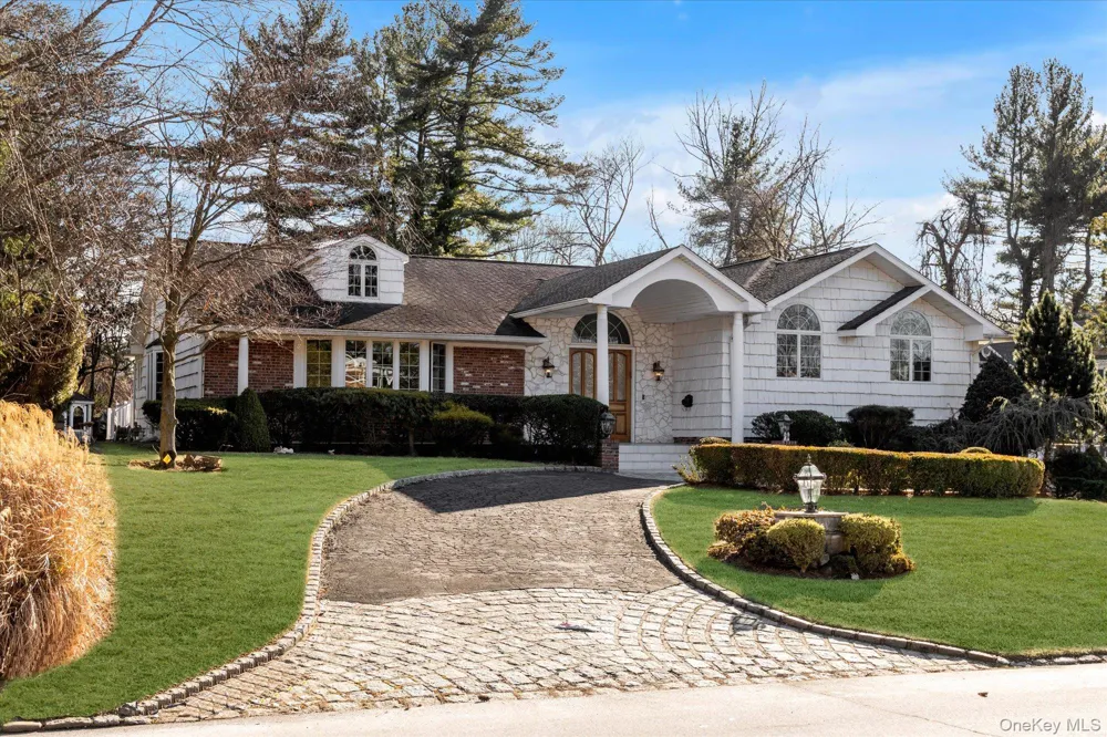 200 Hummingbird Drive East Hills, NY 11576