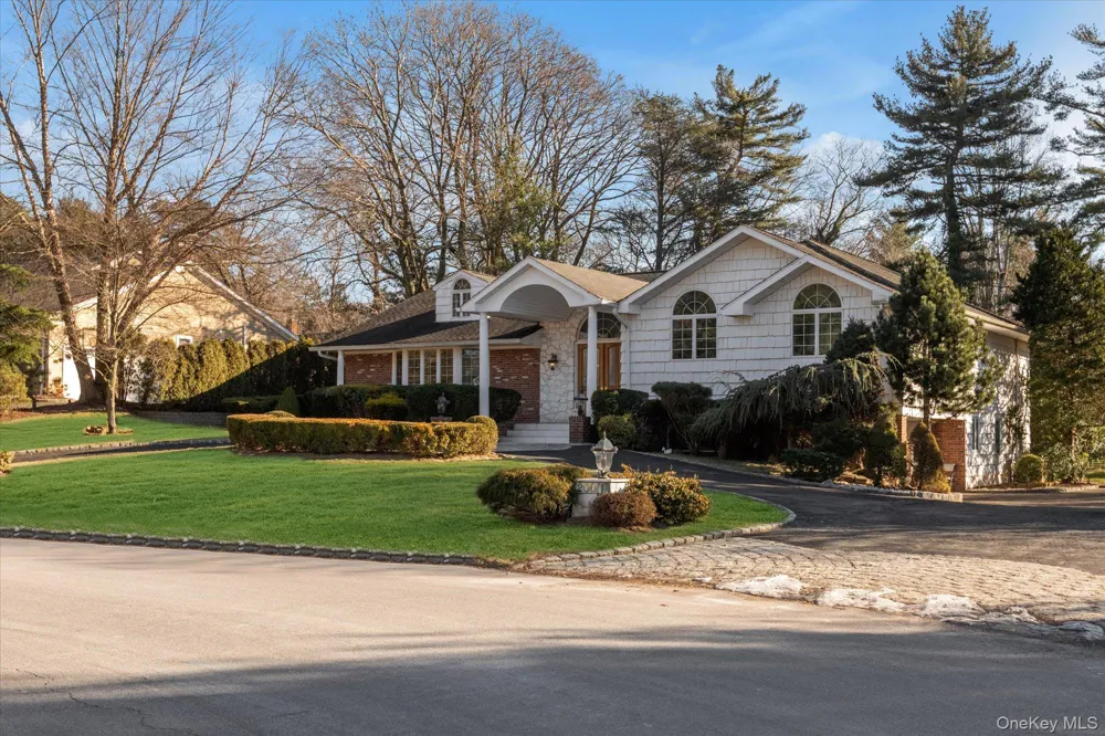 200 Hummingbird Drive East Hills, NY 11576