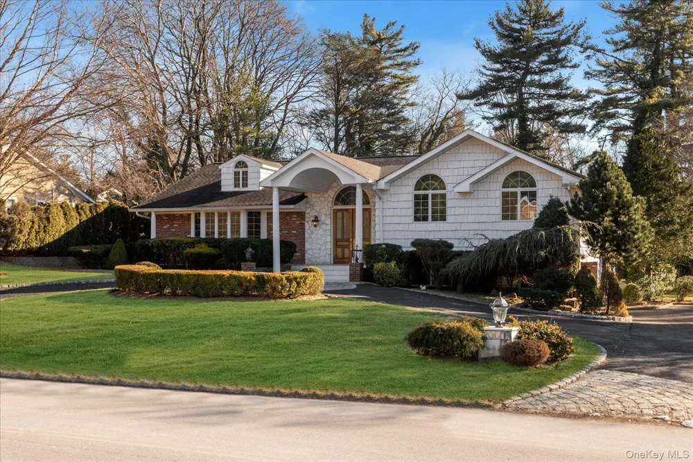 200 Hummingbird Drive East Hills, NY 11576