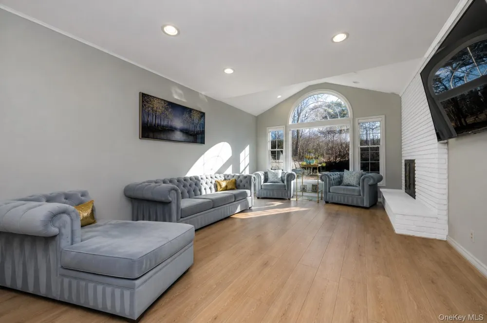 200 Hummingbird Drive East Hills, NY 11576
