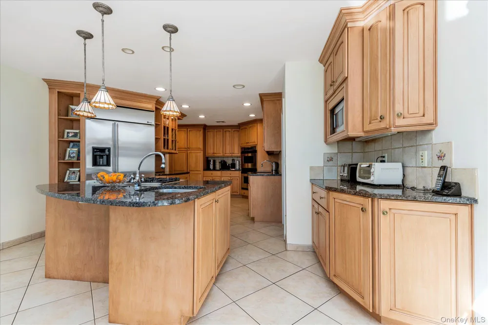 200 Hummingbird Drive East Hills, NY 11576