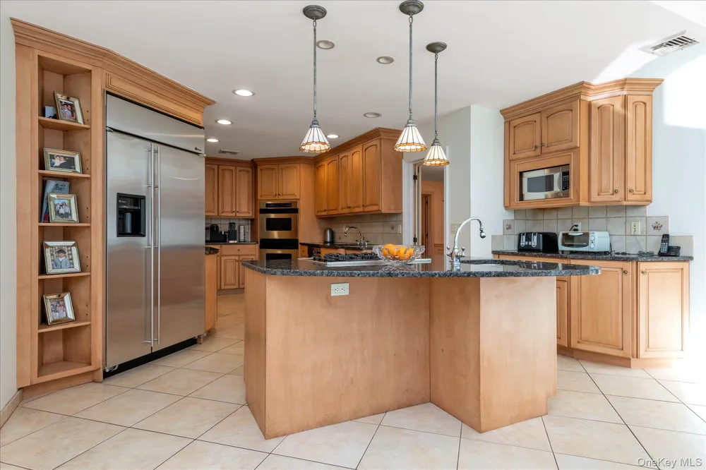 200 Hummingbird Drive East Hills, NY 11576