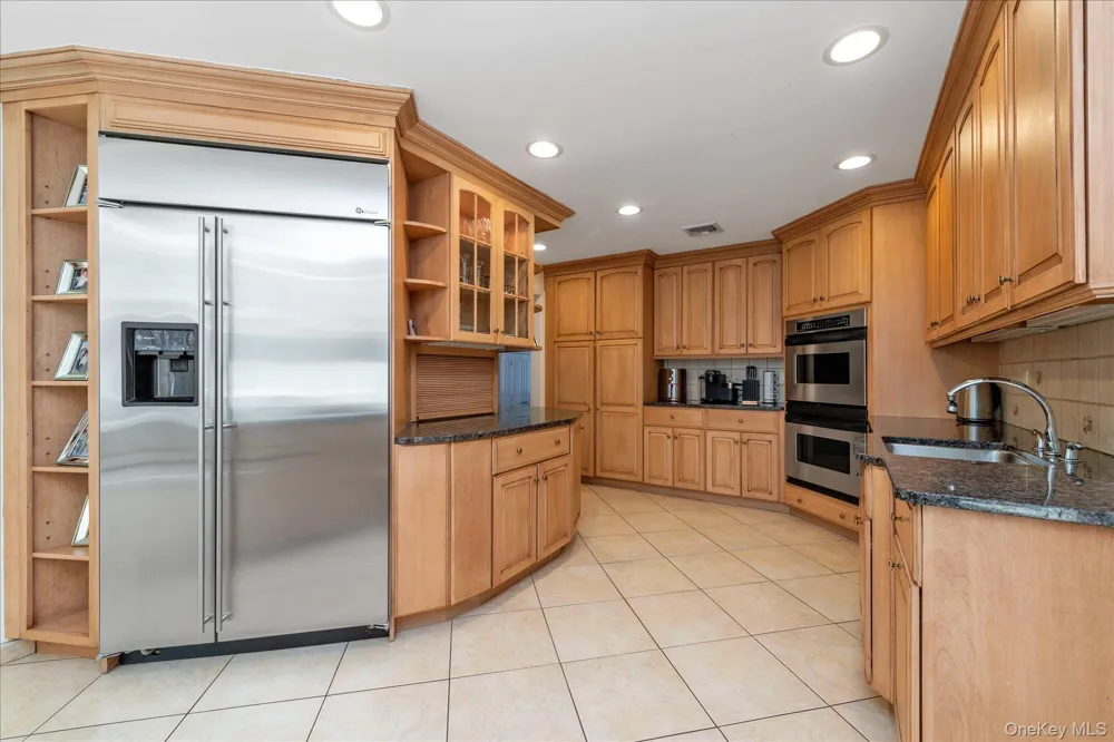 200 Hummingbird Drive East Hills, NY 11576