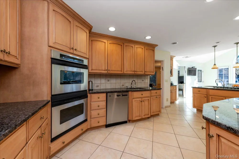 200 Hummingbird Drive East Hills, NY 11576