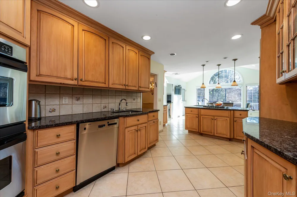 200 Hummingbird Drive East Hills, NY 11576