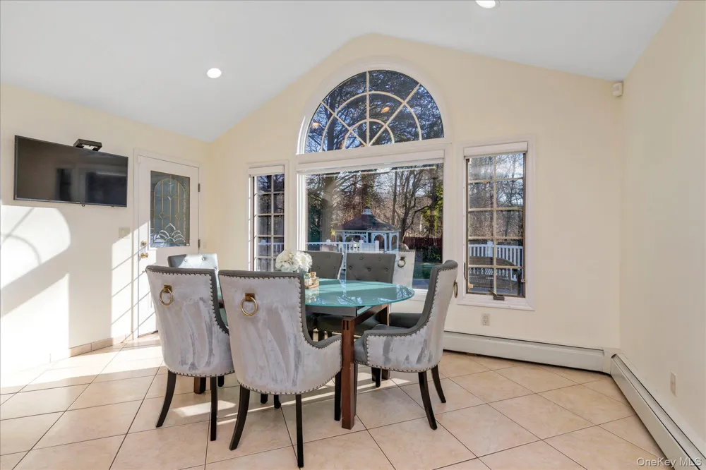 200 Hummingbird Drive East Hills, NY 11576