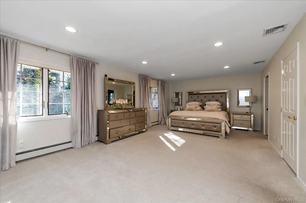 200 Hummingbird Drive East Hills, NY 11576