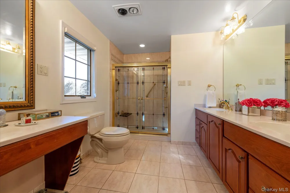 200 Hummingbird Drive East Hills, NY 11576