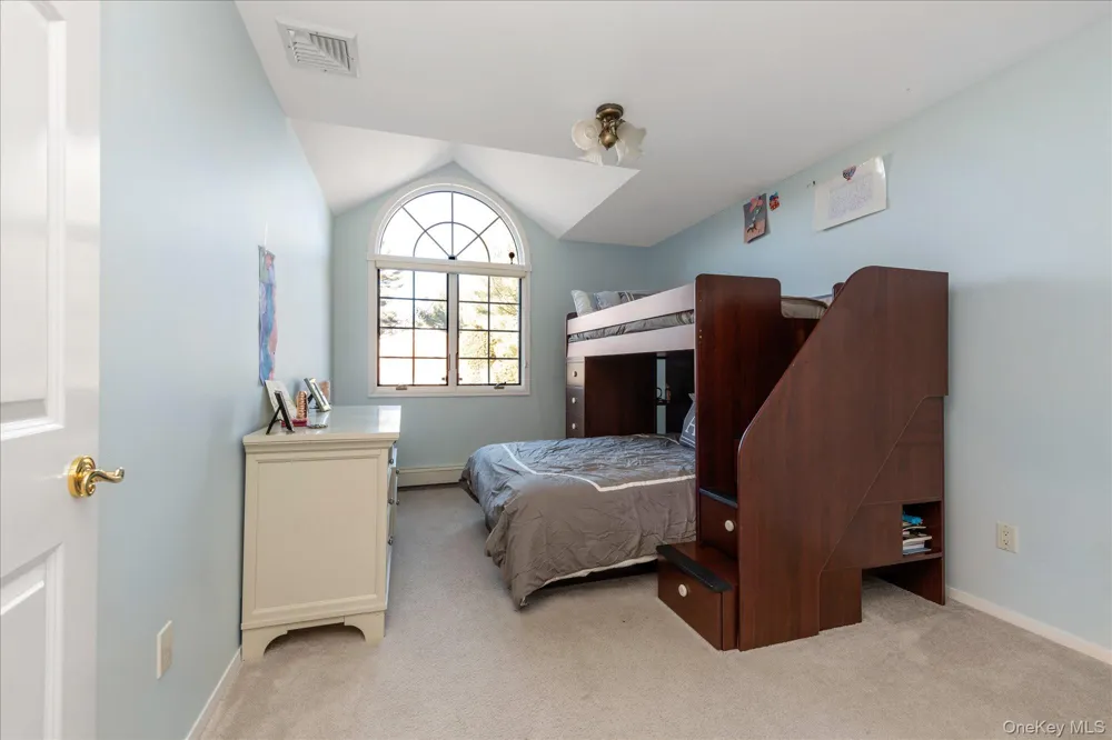 200 Hummingbird Drive East Hills, NY 11576
