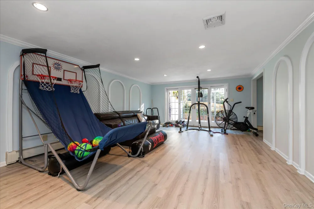 200 Hummingbird Drive East Hills, NY 11576