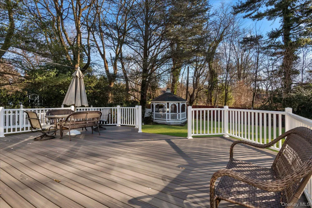 200 Hummingbird Drive East Hills, NY 11576