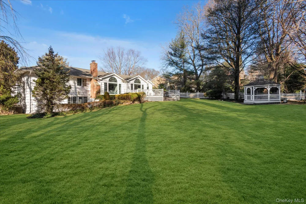 200 Hummingbird Drive East Hills, NY 11576
